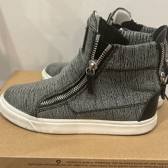 Shoes - Picture 3 of 4